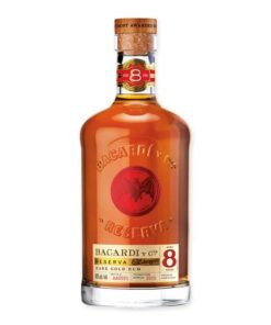 Ervaar Bacardi 8 Years Reserva Ocho, een premium rum met diepe smaken van pruim en vanille, ideaal in luxe cocktails of als pure sipper.