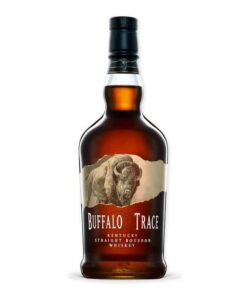 Proef de Buffalo Trace Bourbon; een Amerikaans erfstuk met diepe tonen van vanille, karamel en luxueus donker fruit.