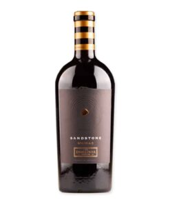 Ontdek de Casa Ermelinda Sandstone Shiraz, bekroond met een robuust smaakprofiel van zwarte bessen en tannines. Ideaal bij een stevige maaltijd.