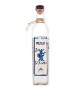 Proef de authentieke Nucano Mezcal Joven Espadin, met zijn rijke aroma's en complexe smaakprofiel van gerookt hout, peper en citrus.