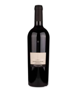 Geniet van de Piano del Cerro Aglianico del Vulture, een volle rode wijn met nuances van zwarte kersen, chocolade en een hint van vulkanische mineraliteit.