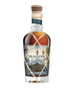 Laat je meevoeren door de diepe smaken en subtiele ziltheid van Plantation Sealander. De premium rum met een maritiem tintje. Geniet ervan!