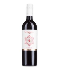 Stemmari Merlot Sicilia is een fruitige, elegante rode wijn, ideaal voor dagelijkse momenten en perfect bij mediterrane gerechten.