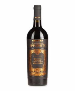 Vanita Nero d’Avola Appassite Sicilia is een rijke, geconcentreerde rode wijn. Vol rijp fruit, chocolade en fluweelzachte tannines. Perfect bij stevige gerechten.